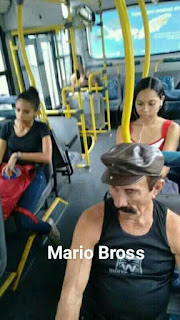 Parecidos de famosos en el transporte público mario bros