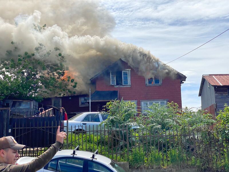Incendio en Puerto Montt: casa destruida y dos bomberos lesionados en población Ebensperger (video)