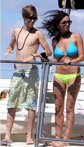 justin bieber pictures shirtless 2011. SHIRTLESS-Justin-Bieber-Selena