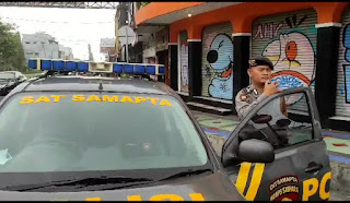 Kabid Humas Polda Jabar : Cipta Kondisi, Polisi Beri  Himbauan Kamtibmas di SP3 Lemona Alun-alun Ciamis