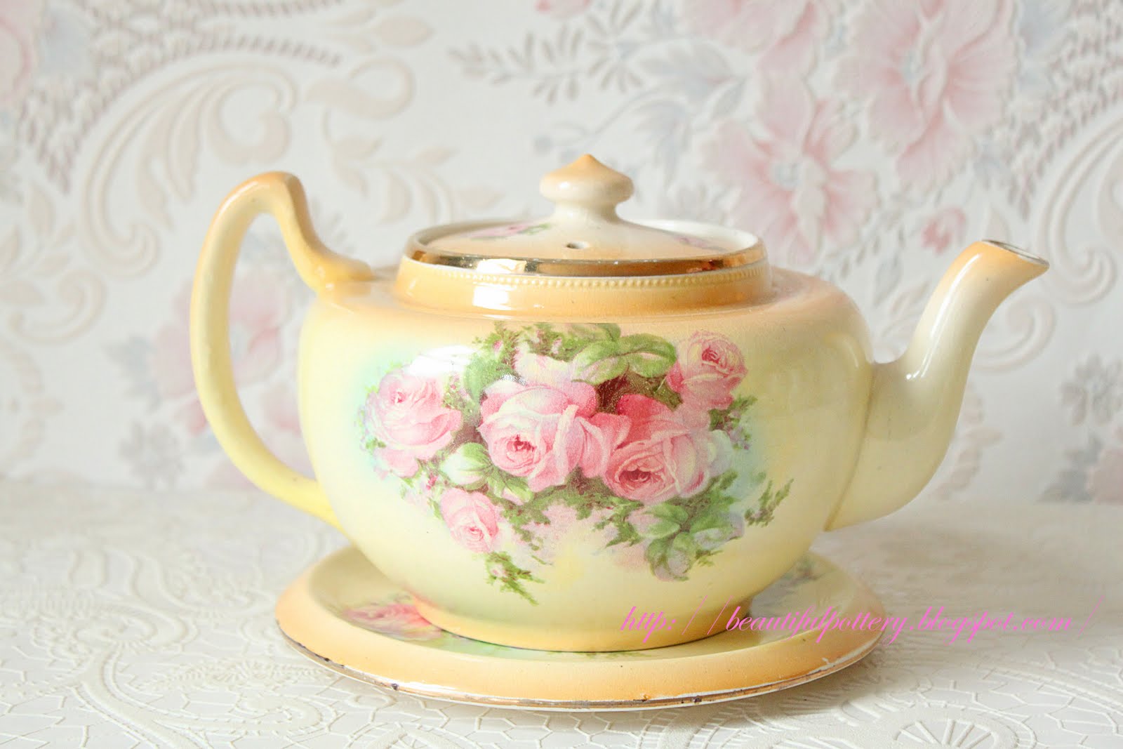 BEAUTIFUL POTTERY: Vintage Teapot with Stand