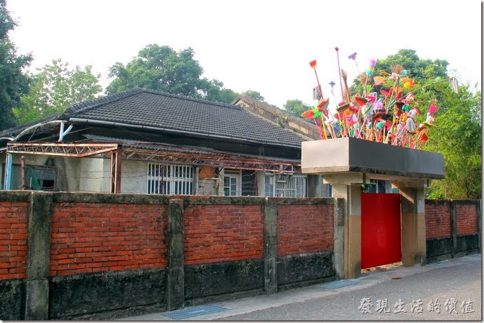 台南-321巷藝術聚落。韓國崔正化的另一件作品「 Cleaning Flowers」，向民眾募集而來的各種清潔工具插在門頂上，有如一頂大花冠，醒目又招搖。