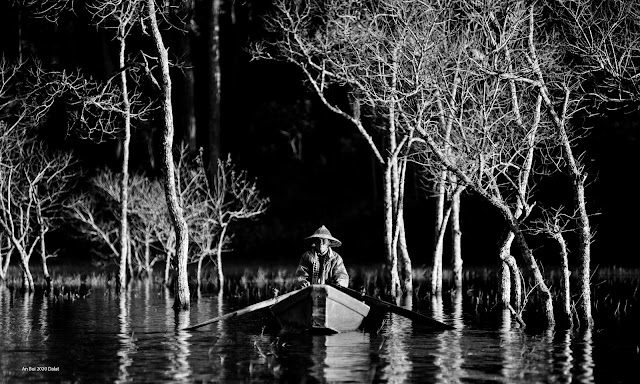 A boat man in Tuyen Lam Lake, Dalat