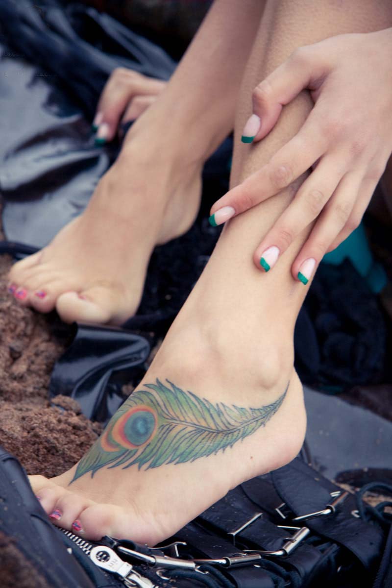 tatuajes de plumas en el pie