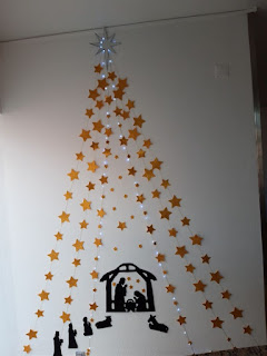 Árvore de natal de parede, com estrelas de papel. Foto