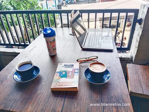 kedai kopi yang buka pagi di Bandung.