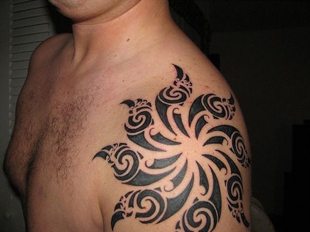 Este tribal maori tatuagem de flor