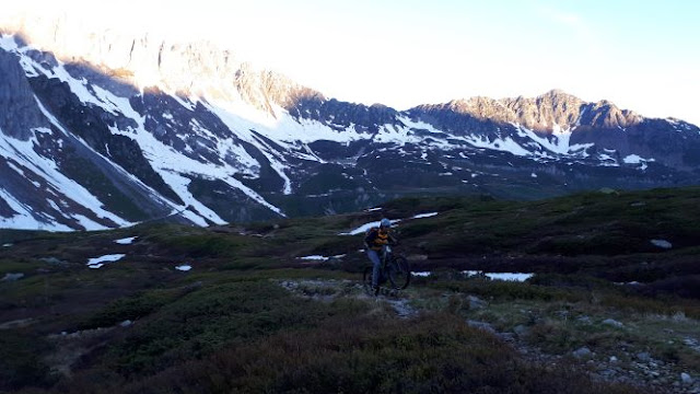 vttae sur les sentiers conduisant aux lacs jovets, massif du mont-blanc