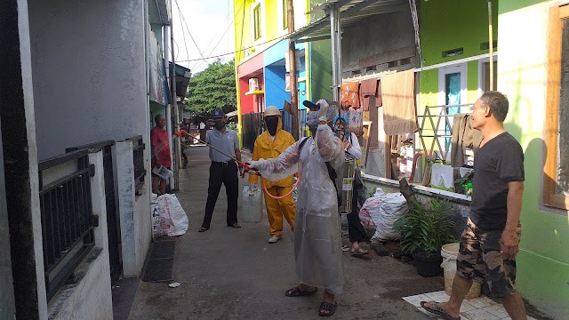 Warga Kemiri Jaya Semprotkan Disinfektan Secara Mandiri