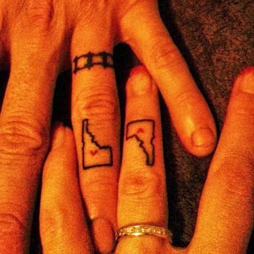 33 Tatuajes con anillos de prometida para decir: si quiero