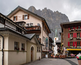 Leukerbad mit der Felsflanke beim Gemmipass.