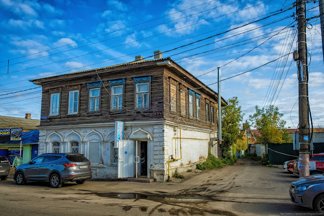 Угол полукаменного дома