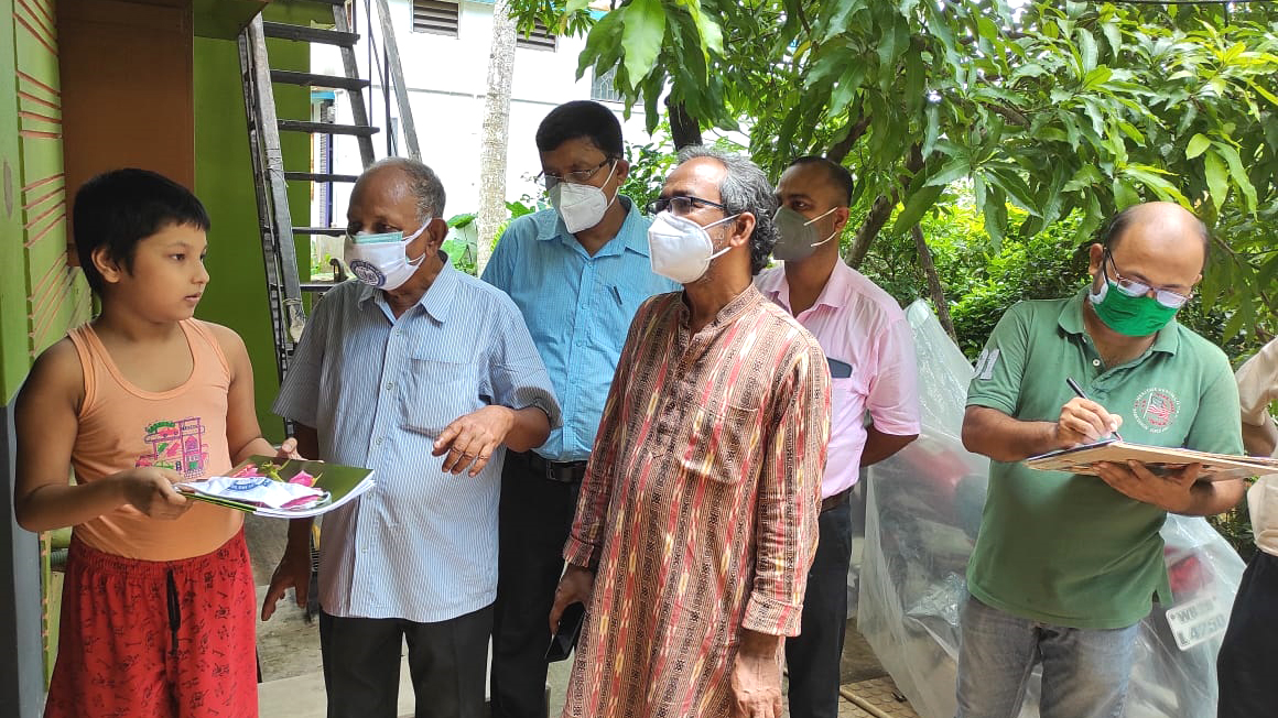 করোনা পরিস্থিতিতে 'ছাত্রের দুয়ারে শিক্ষক'‌