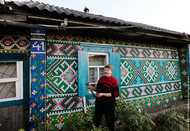 Russa decora casa com 30.000 tampinhas de garrafas