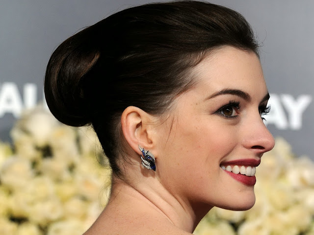 Anne Hathaway HD Wallpaper
