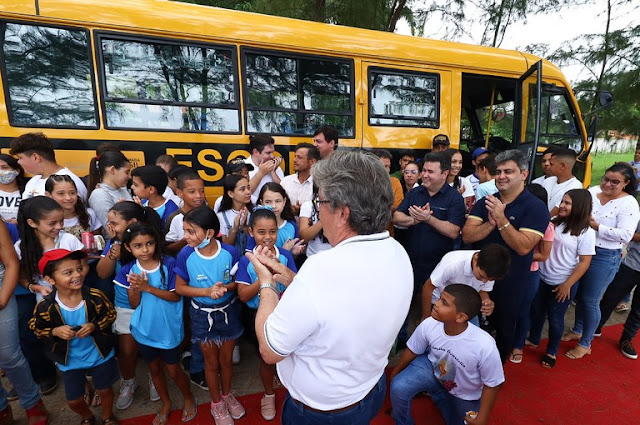 João Azevêdo entrega ginásio, ônibus, reforma de escola e autoriza obras de educação em São José de Princesa e Juru