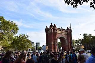 Plaza de España de Barcelona llena de catalanes manifestándose