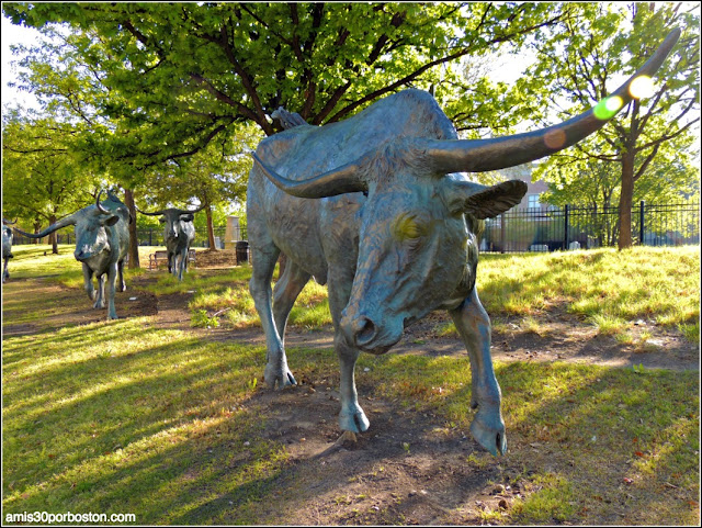 Escultura Texas Longhorn en el Trail in Legacy de Plano
