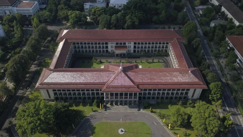 Yogyakarta juga menjadi rumah bagi dua universitas tertua di Indonesia, yakni Universitas Islam Indonesia (UII) dan Universitas Gadjah Mada (UGM). UII didirikan pada tahun 1945, sedangkan UGM berdiri sejak tahun 1949.