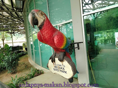 replika burung Bird Park Melaka