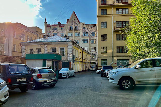 Благовещенский переулок, Тверская улица, дворы