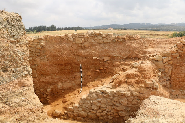 Εικ. 5. Βόρεια κλίμακα, ανατολικά της κορυφής του τύμβου.