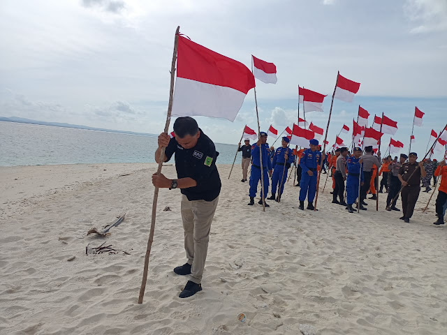 Bupati bersama TNI-Polri dan PWI Kabupaten Natuna Kibarkan Seribu Bendera Merah Putih di Pulau Terluar Senoa