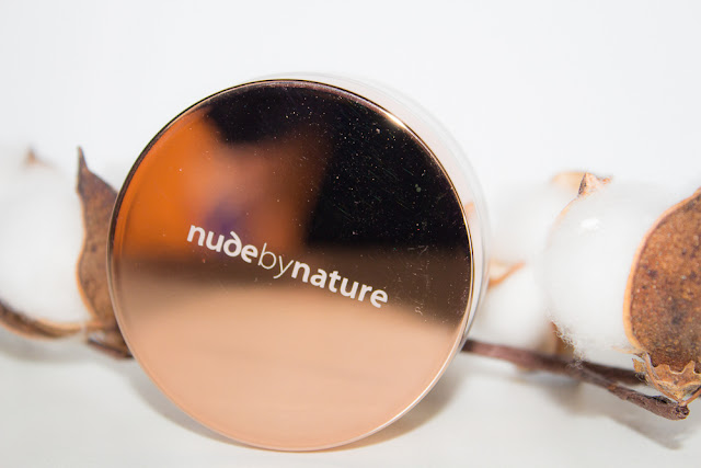 Un joli teint naturel avec la poudre Nude By Nature