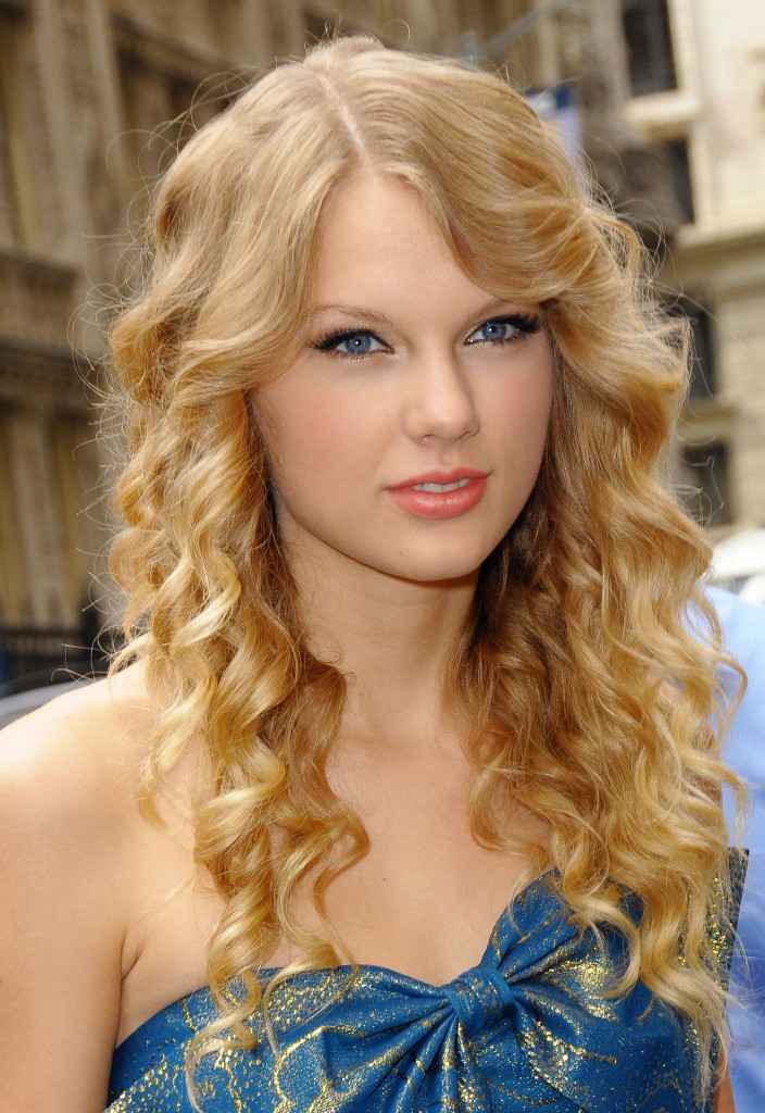 Ly Hairstyles: Taylor Swift long curly hairstyle
