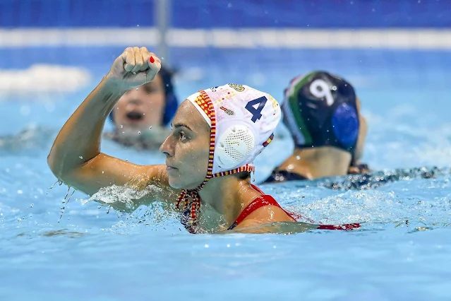 Jogadora da Espanha comemora durante partida