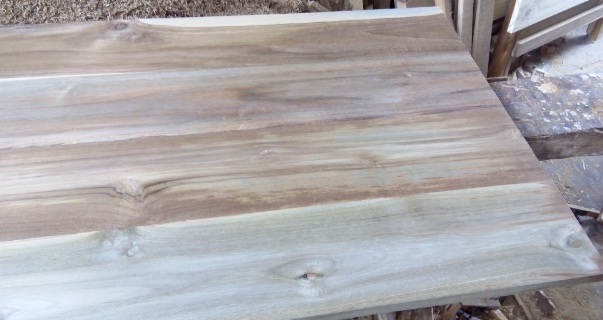 Gambar metode menyambung papan kayu menggunakan sekrup kayu