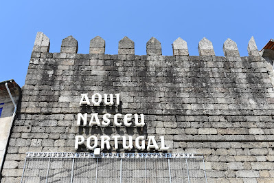 Placa Aqui Nasceu Portugal no Largo do Toural em Guimarães