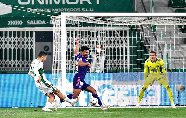 Fidel, tras recortar a Janko, remata con la derecha para batir a Masip y marcar el gol del Elche. ELCHE C. F. 1 REAL VALLADOLID C. F. 1. 21/04/2021. Campeonato de Liga de 1ª División, jornada 21. Elche, Alicante, estadio Martínez Valero. GOLES: 1-0: 22’, Fidel. 1-1: 85’, Lucas Olaza