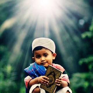 Foto Anak Muslim Pegang Alqur'an