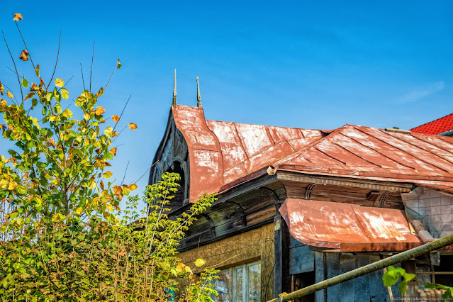 Луковичная крыша над чердачным окном