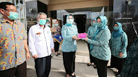 Riana Sari Arinal Siap Salurkan Bantuan Masker dan Telur dari Poltekes dan PT Malindo Feedmil kepada Masyarakat Terdampak Covid-19