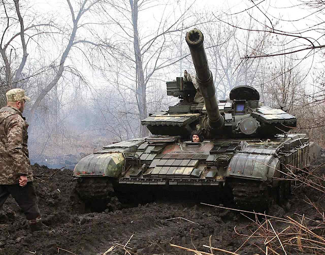 Tanque ucraniano mira separatistas pro-russos no Donbass