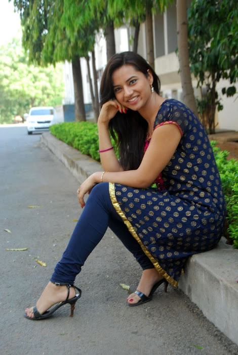 isha chawla in chudithar actress pics