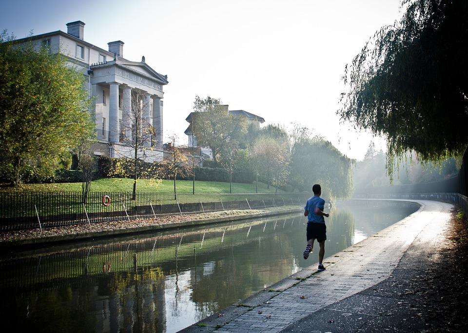 Jogging di sekitar rumah