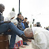 البابا "فرنسيس" يغسل أرجل مسلمين ويقول نحن "إخوة" صور+فيديو