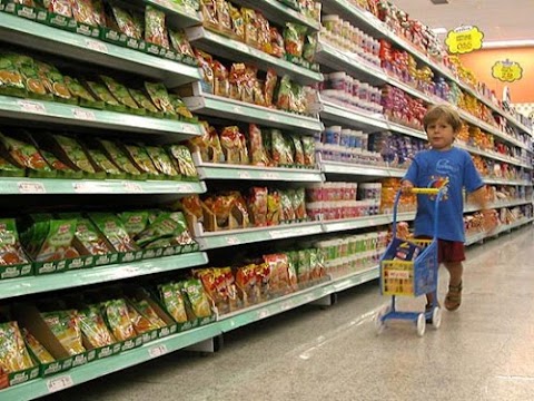 Abandonan a niño de 3 años en un supermercado por un mes