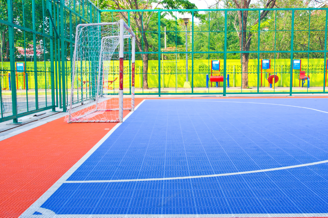 Lantai Vinyl Futsal: Apa Bedanya dengan Lantai Interlock?