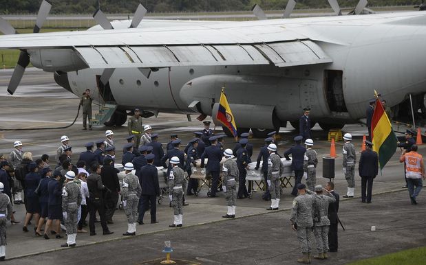 Aviões da FAB decolam da Colômbia com os caixões da delegação da Chapecoense