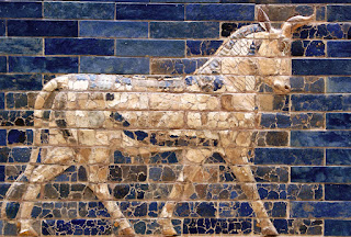 Riproduzione della Porta Ishtar dettaglio decorativo Tori, simbolo del dio Adad