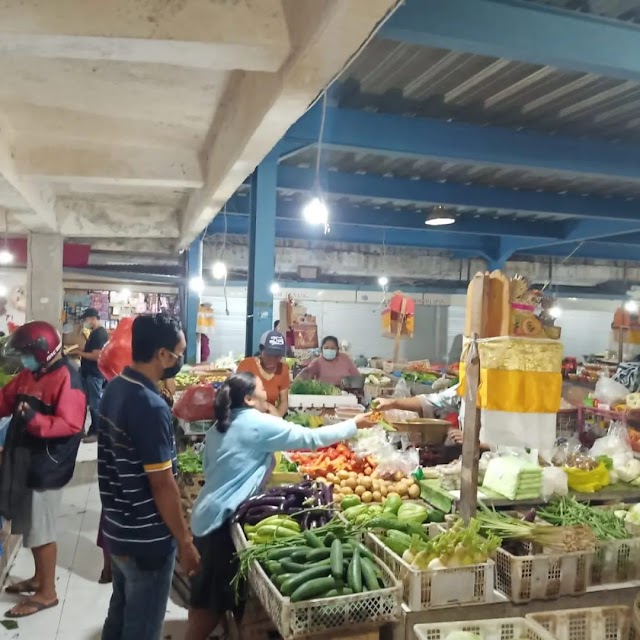 Unit Intelkam Polsek Bangli Monitoring Harga Sembako di Pasar Kidul Bangli