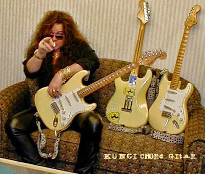 http://kuncichord-gitar.blogspot.com/2015/05/video-cara-belajar-teknik-gitar-style-yngwie-malmsteen.html