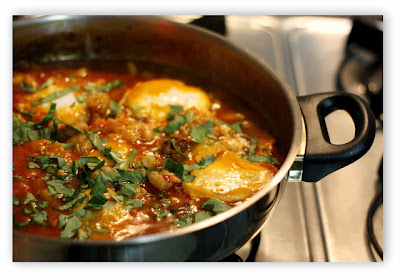 Cazuela de judías blancas con gambas, chorizo y huevo