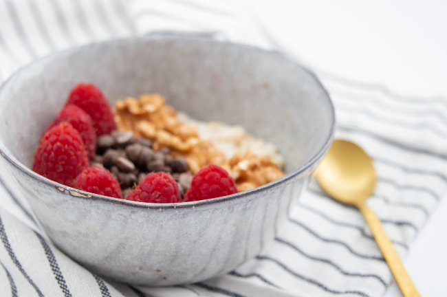 receta-porridge-avena-frambuesas-nueces-chips-chocolate-negro