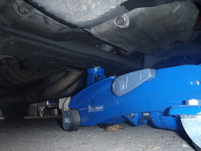 Jacking up the Nissan Skyline by lifting Under the Sub Frame