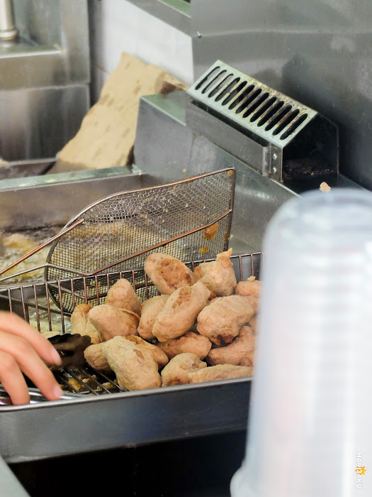 Keropok lekor yang digoreng di kedai